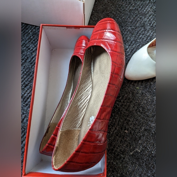 Red flats, comfy shoes - Picture 2 of 3